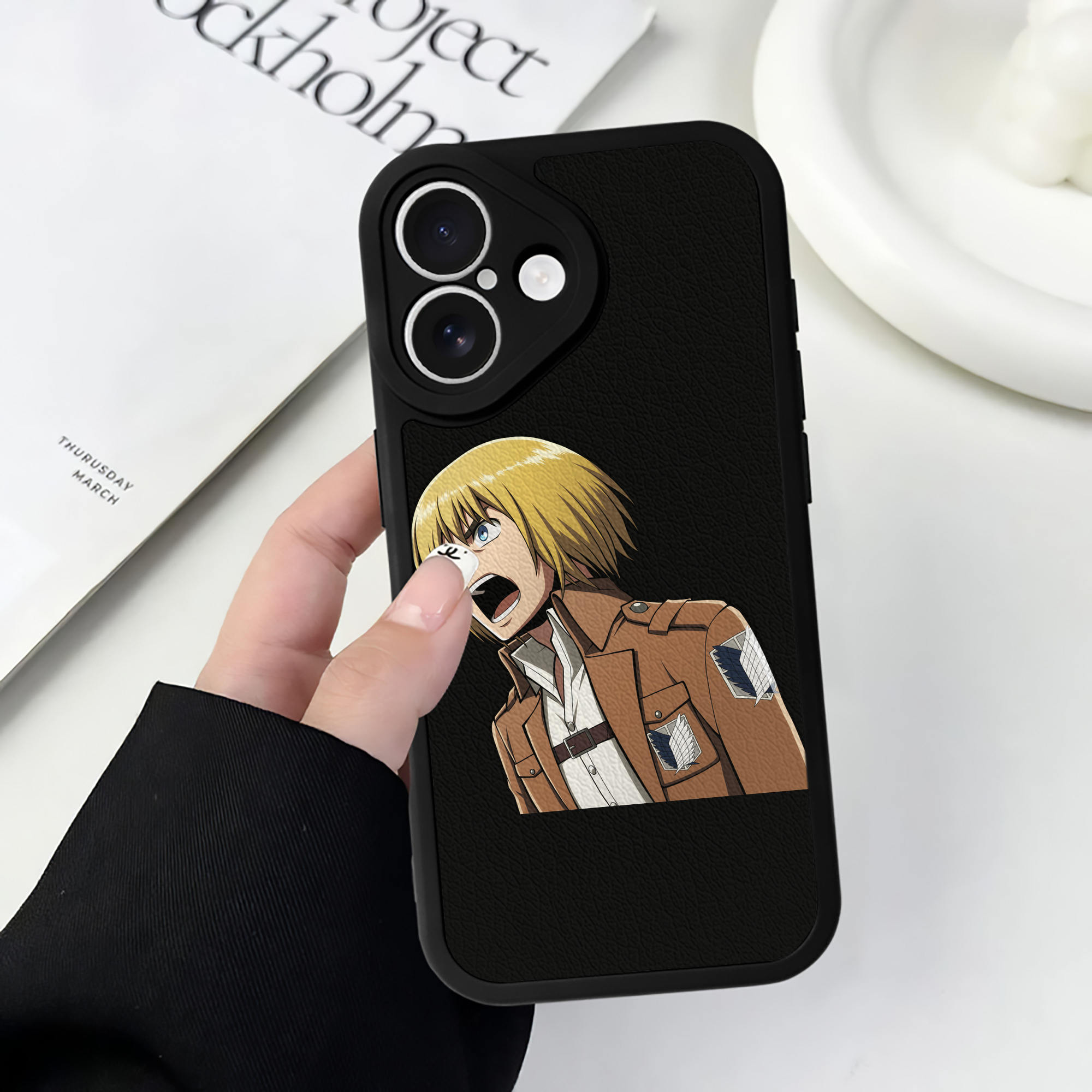 （画像用） 進撃の巨人 アルミン·アルレルト Attack on Titan Armin Arlert 【iPhone 16シリーズ対応】シリコンスマホケース（レザー調） 材質：シリコン